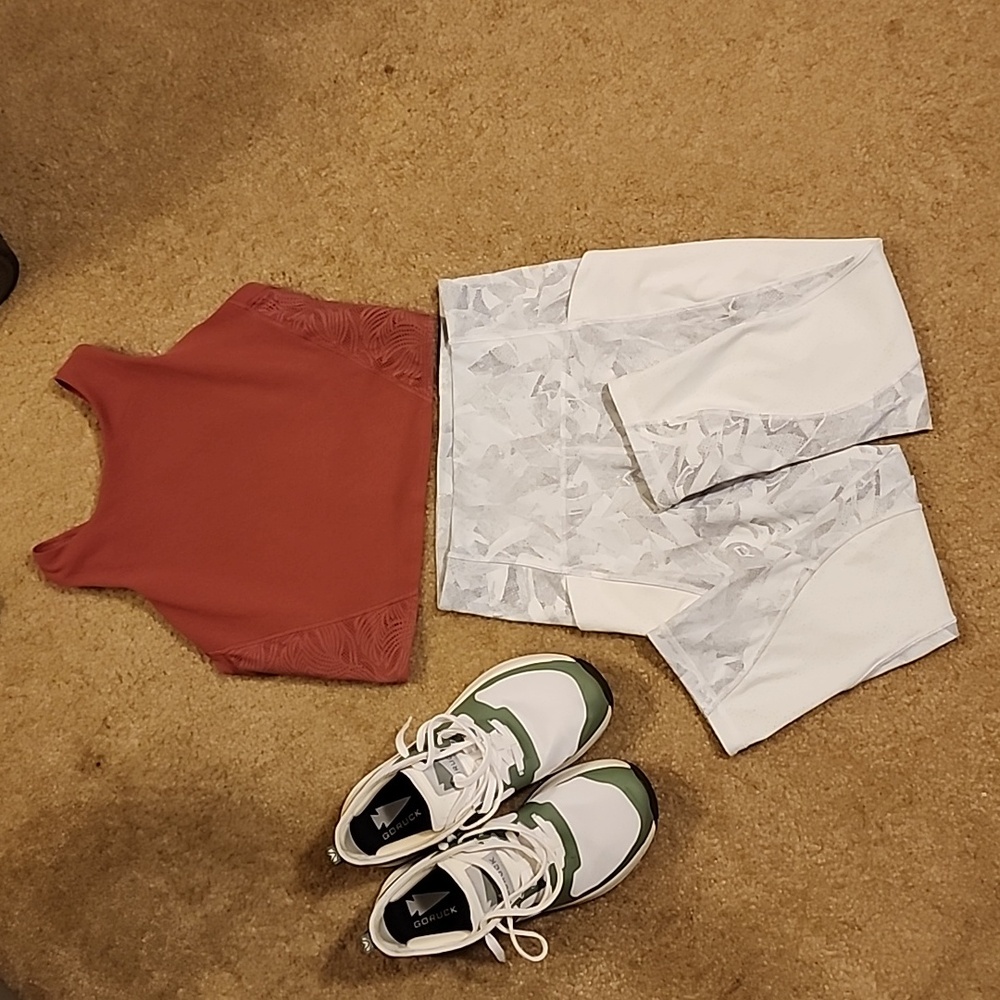 Lululemon Athletica Breezy Dot size 6 Jasmine White Multi/White 19"